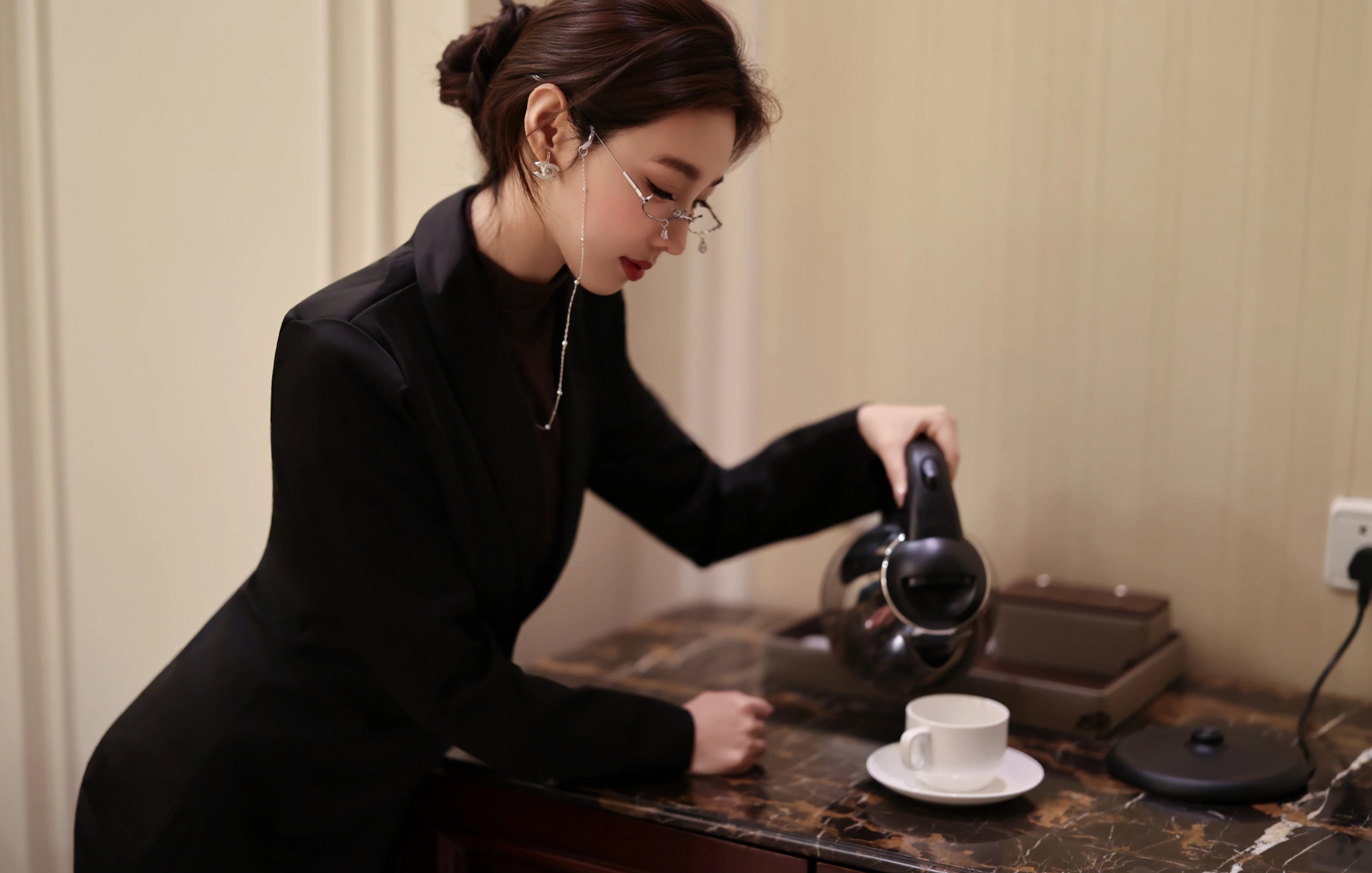 [YOUMI尤蜜荟] 2025.12.05 VOL.1186 Twins-桃桃 黑色西服 魅惑黑丝 性感写真 [100+1P]