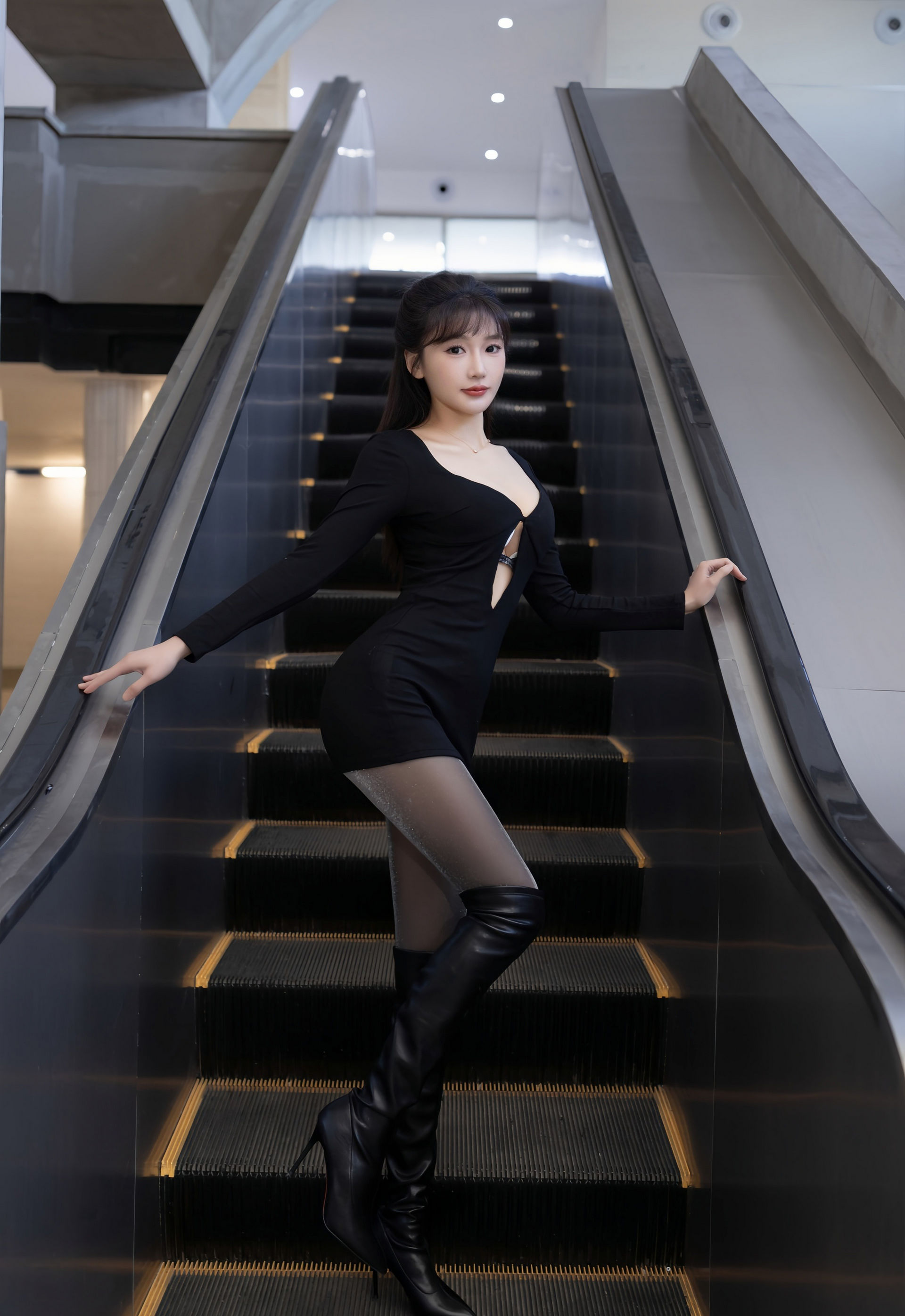 [XiuRen秀人网] 2026.01.15 No.11236 陆萱萱 黑色连衣短裙 魅惑黑丝 性感写真 [76+1P]