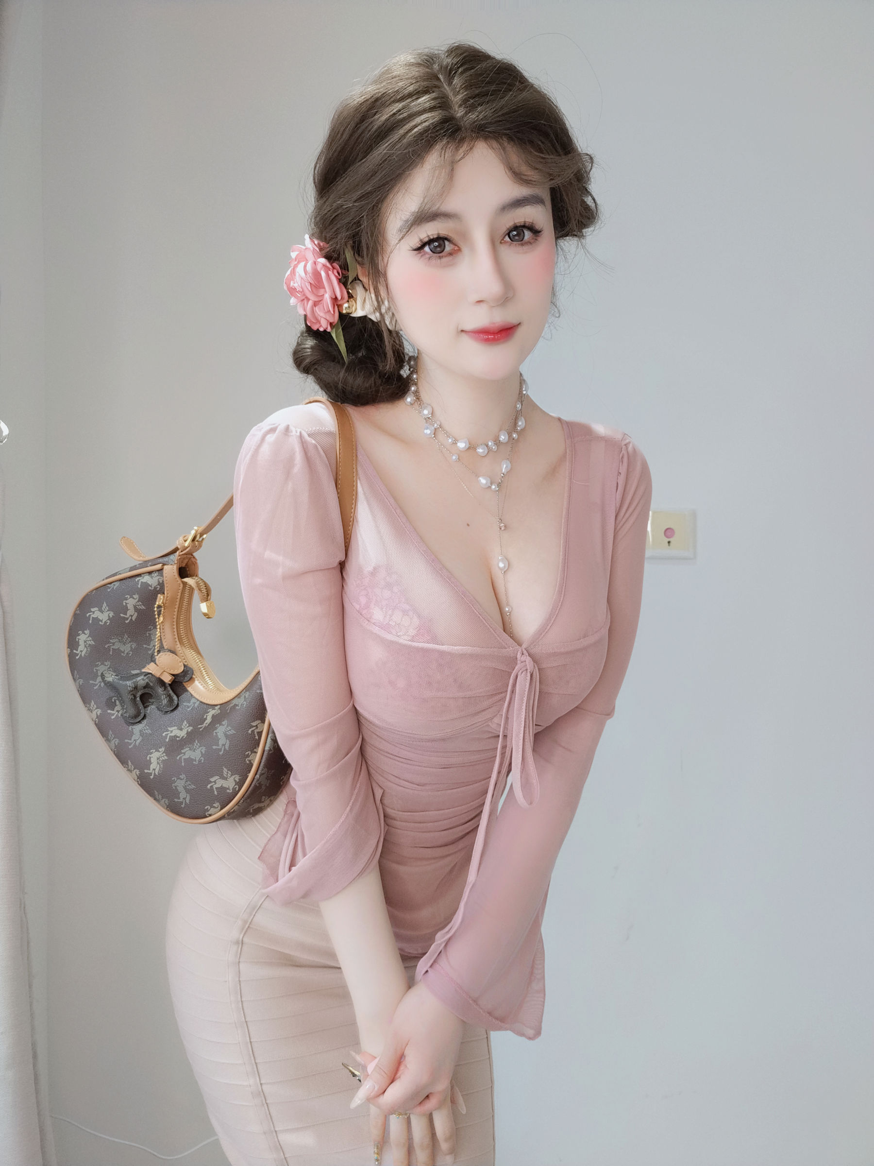 [COSPLAY] Coser小姐姐白银 – 粉色的邻居