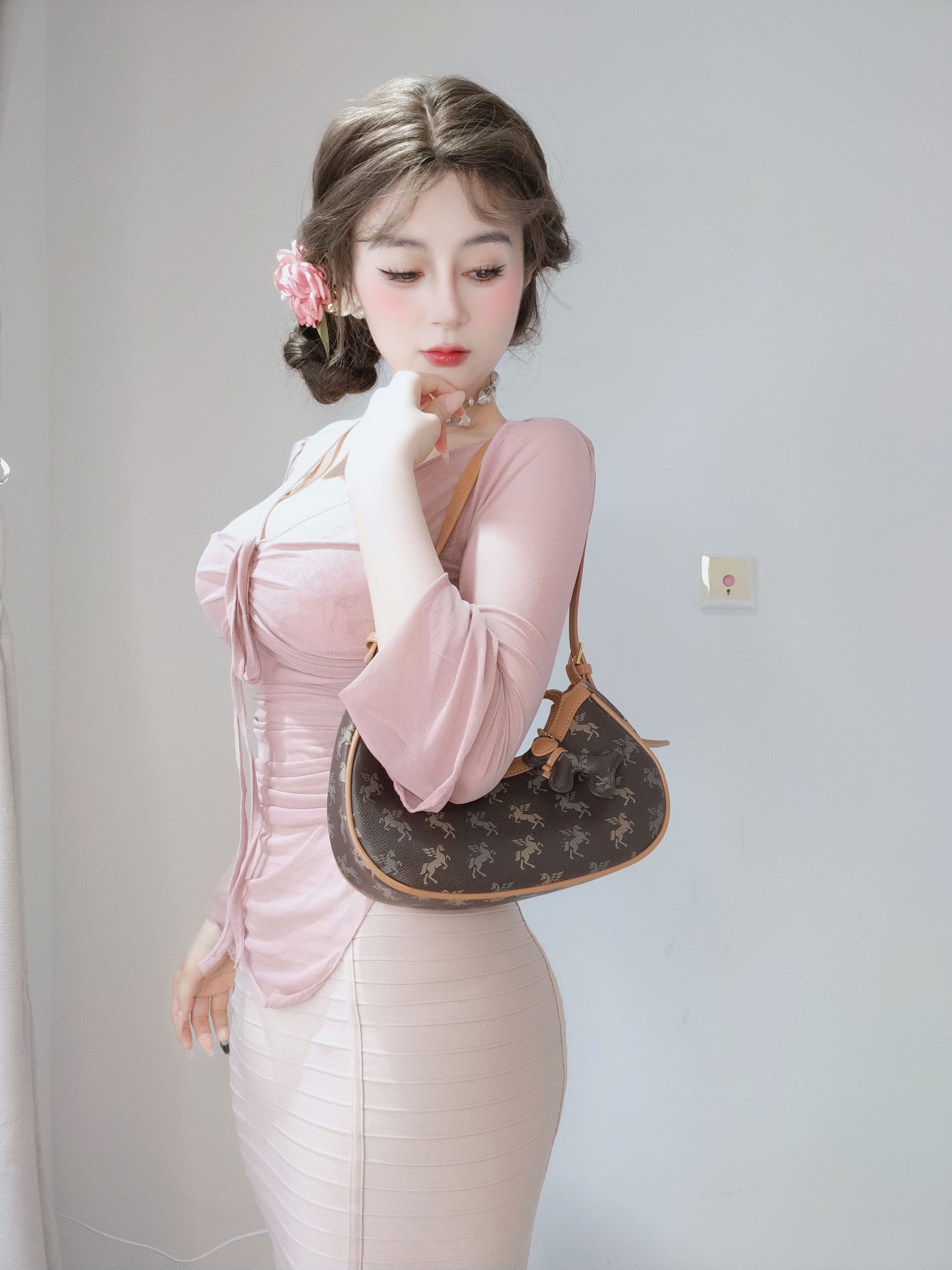 [COSPLAY] Coser小姐姐白银 – 粉色的邻居