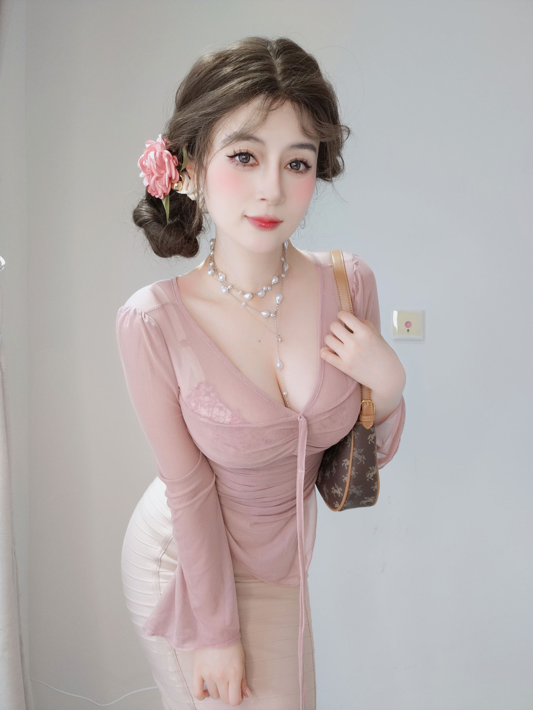 [COSPLAY] Coser小姐姐白银 – 粉色的邻居